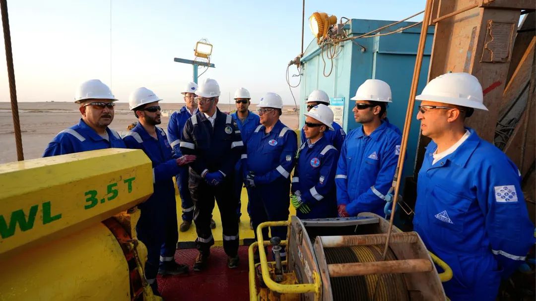 وزير البترول يتفقد حقول خالدة بالصحراء الغربية