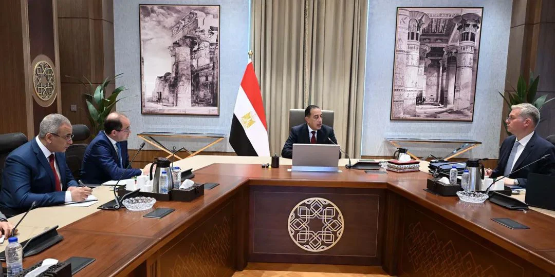رئيس الوزراء يبحث مع وزيري المالية والبترول تأمين المخزون الاستراتيجي من المنتجات البترولية