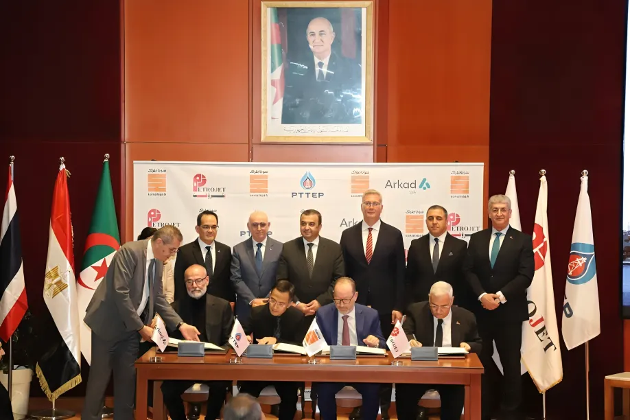 وزير البترول ونظيره الجزائري يشهدان توقيع عقد تطوير حقل حاسي بئر ركايز