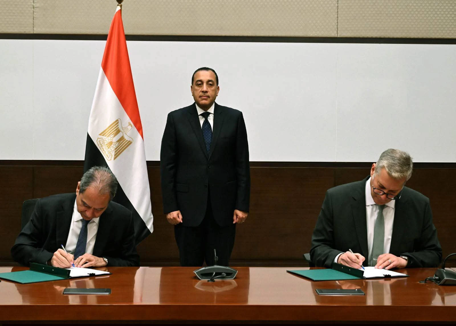رئيس الوزراء يشهد توقيع اتفاقية لتأهيل شبكات الغاز اللبنانية بخبرات قطاع البترول المصري