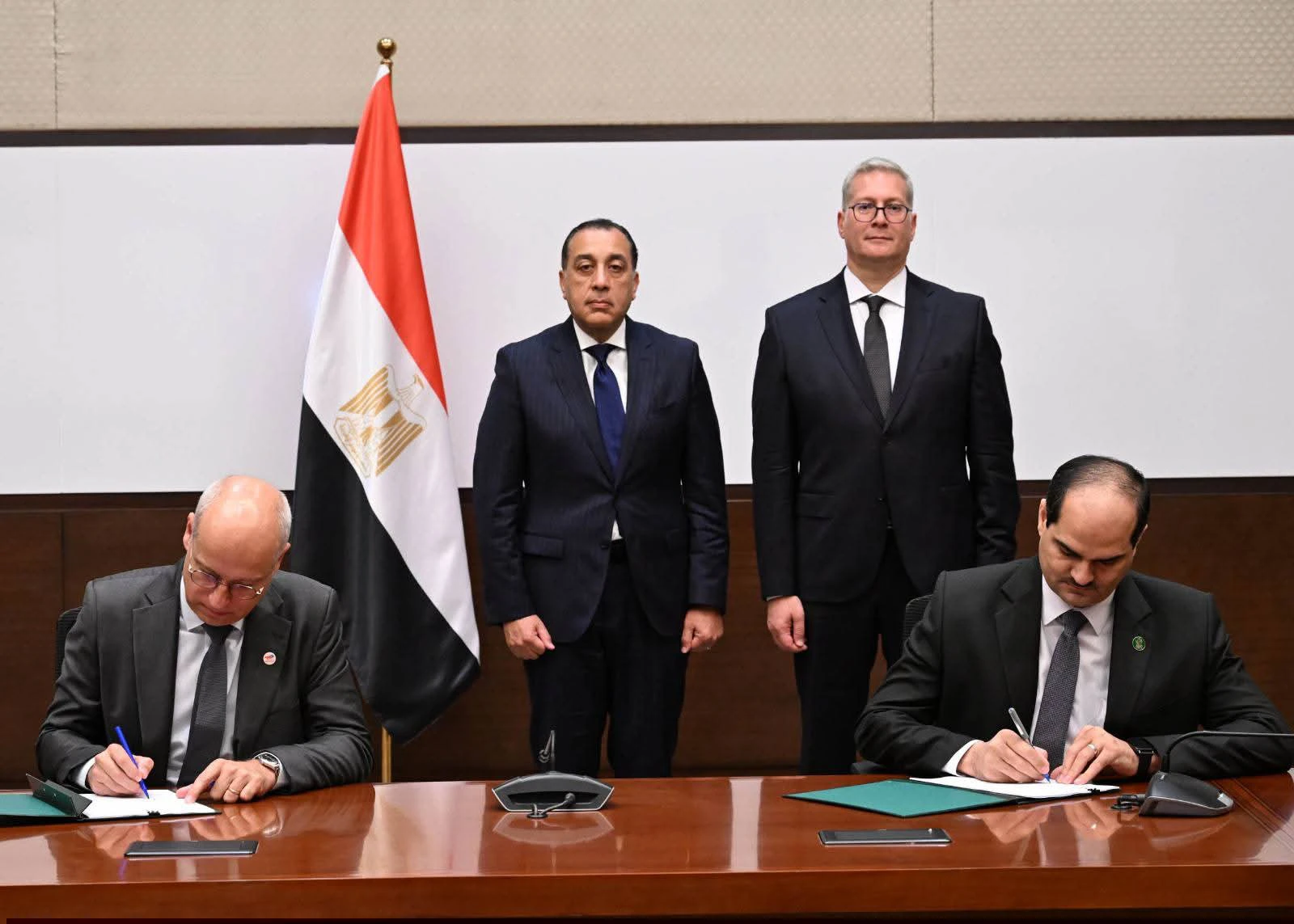 رئيس الوزراء يشهد توقيع مذكرة تفاهم بين قطاع البترول وتوتال إنرجيز لاستكشاف الغاز بغرب المتوسط