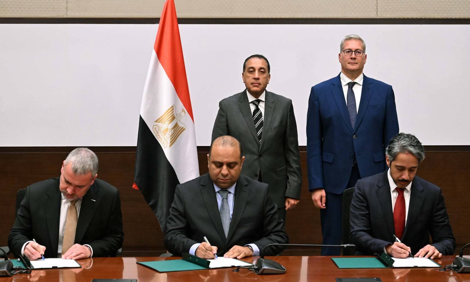 رئيس الوزراء يشهد توقيع مذكرة تفاهم بين «وزارة البترول» و«إكسون موبيل» و«قطر للطاقة»