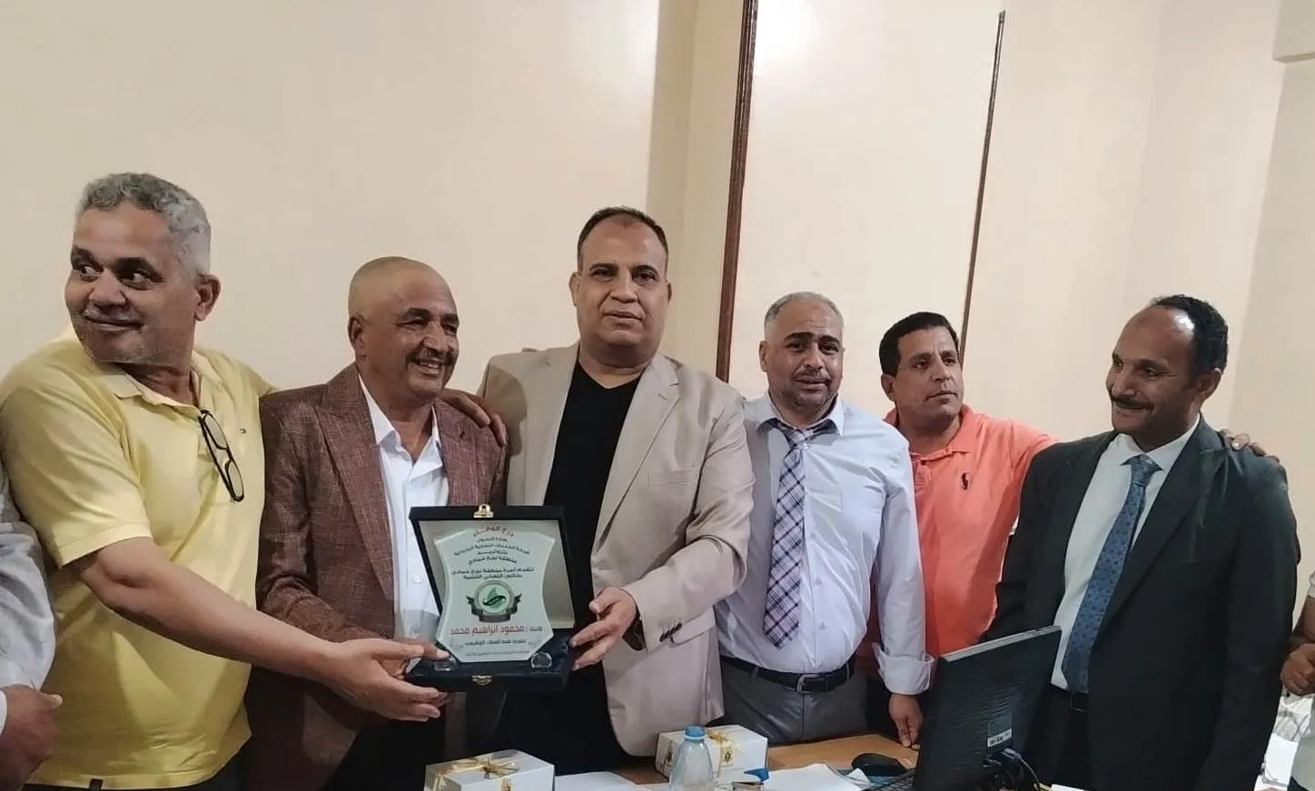 تكريم الزميل “محمود إبراهيم” لبلوغه قمة العطاء الوظيفي