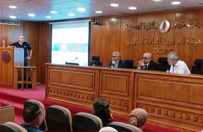 هيئة البترول تبحث تطبيق تقنية الغمر الحراري لتعزيز كفاءة تشغيل مراكز البيانات