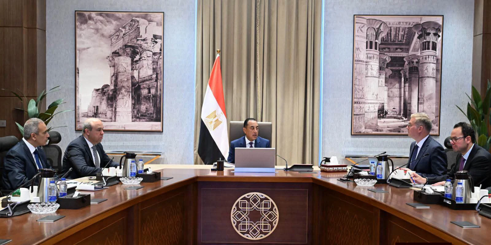 رئيس الوزراء يتابع عددًا من ملفات العمل المشتركة بين وزارتي البترول والطيران 