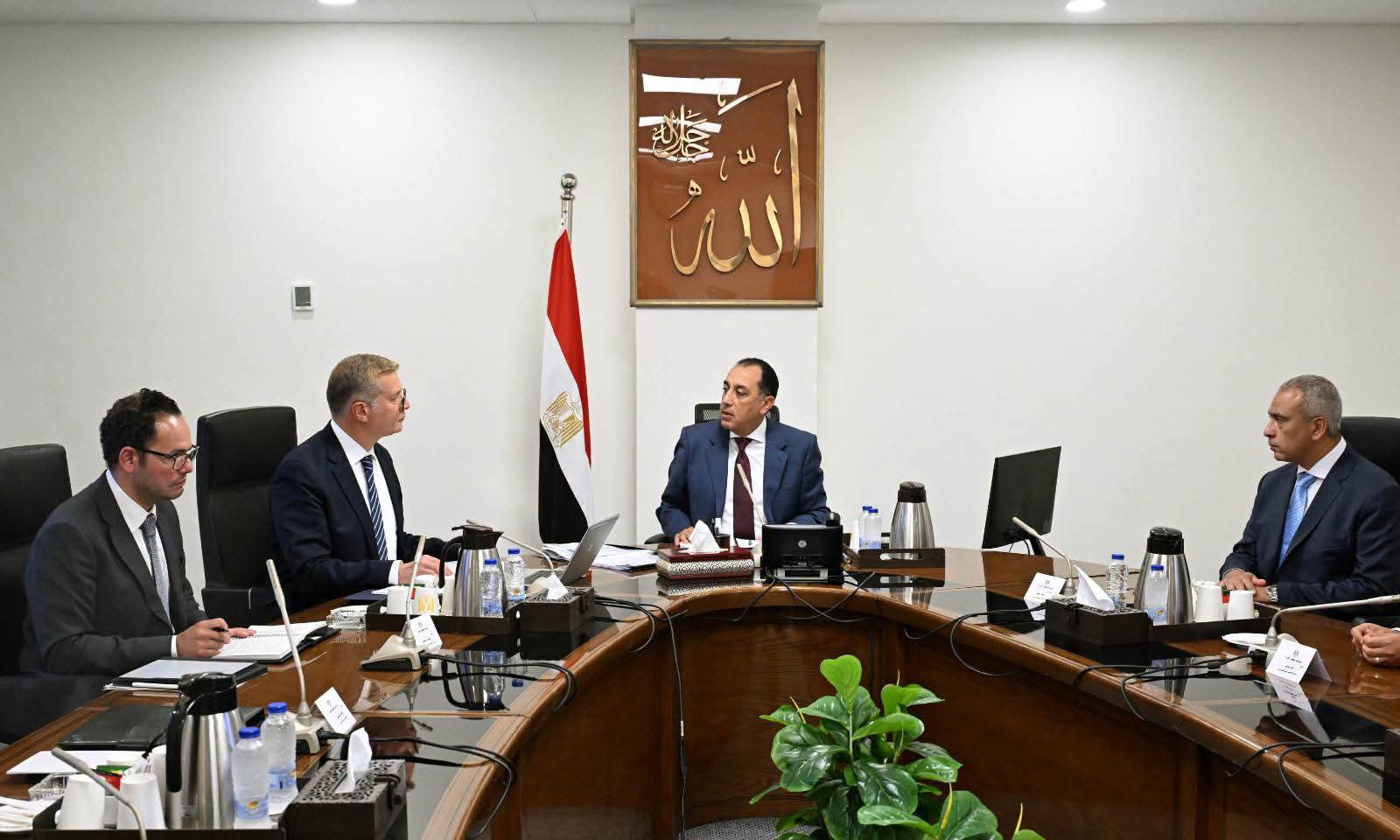رئيس الوزراء يتابع مع وزير البترول عددًا من ملفات عمل الوزارة