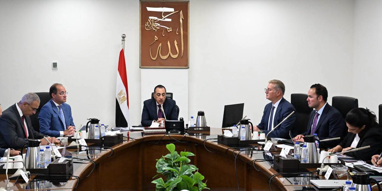 رئيس الوزراء يتابع مع وزيري البترول والمالية جهود تعزيز المخزون الاستراتيجي من المنتجات البترولية