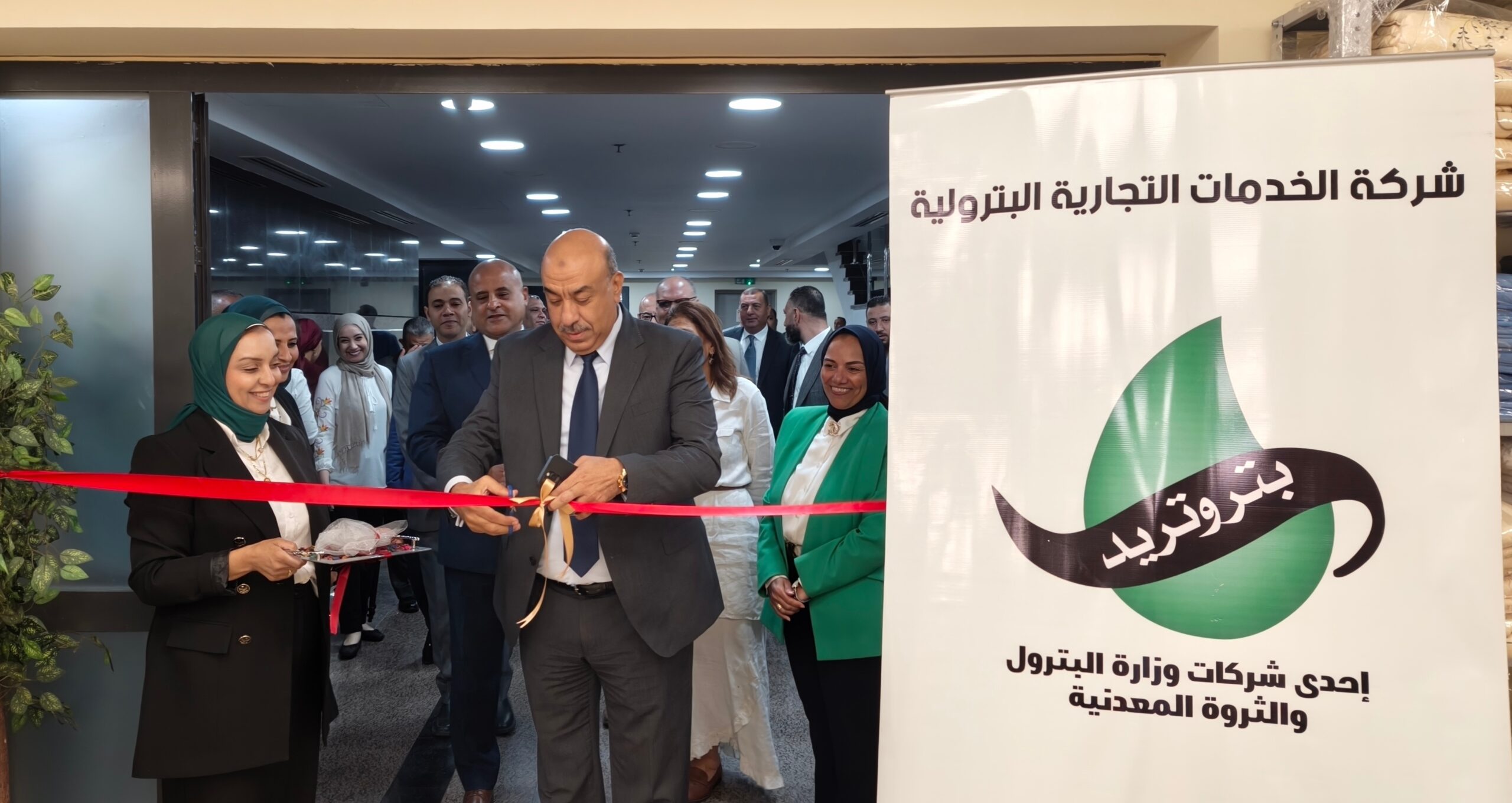 المحاسب أحمد شحاتة يفتتح معرض منتجات غزل المحلة بالشركة