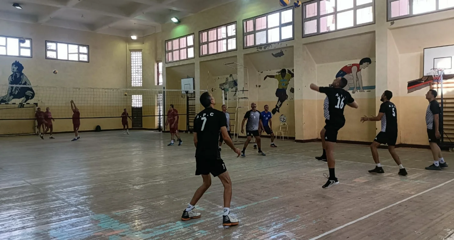 الإسكندرية للبترول تستهل مشوارها في «أولمبياد الشركات» بالفوز على بنك مصر في الكرة الطائرة - جانب من المباراة 