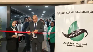 المحاسب أحمد شحاتة يفتتح معرضي المستلزمات المدرسية والمنسوجات بشركة بتروتريد