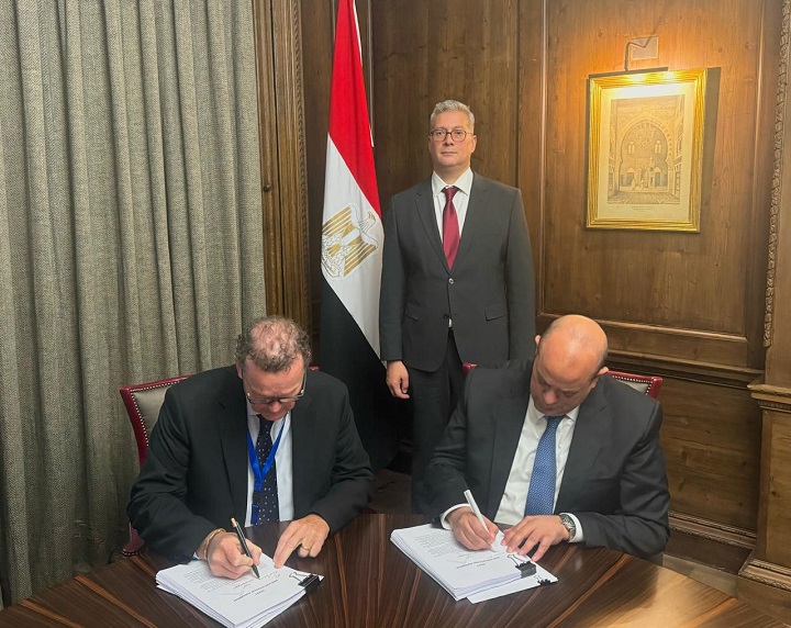وزارة البترول والثروة المعدنية توقع مع شركة أنجلوجولد أشانتي على مشروع مسودة اتفاقية البحث عن خام الذهب - شراكة وزارة البترول مع باريك جولد وأنجلو جولد أشانتي