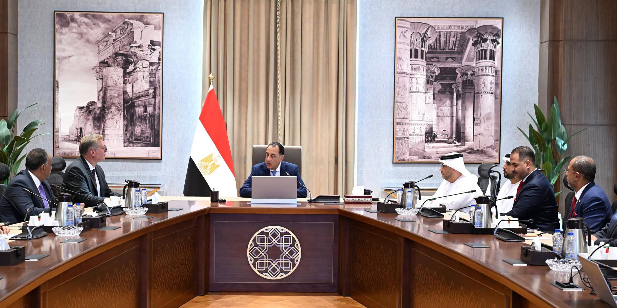 رئيس الوزراء يتابع مع مسؤولي إمارة الفجيرة خطوات تنفيذ مشروع «الفجيرة العلمين» للنفط والغاز