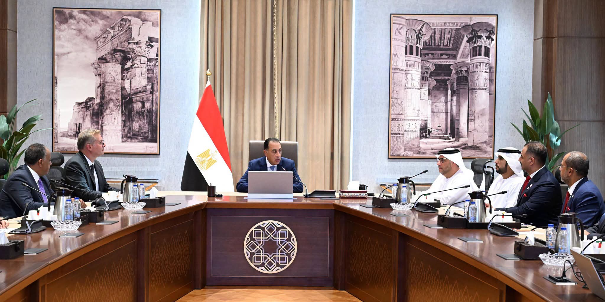رئيس الوزراء يتابع مع مسؤولي إمارة الفجيرة خطوات تنفيذ مشروع «الفجيرة العلمين» للنفط والغاز
