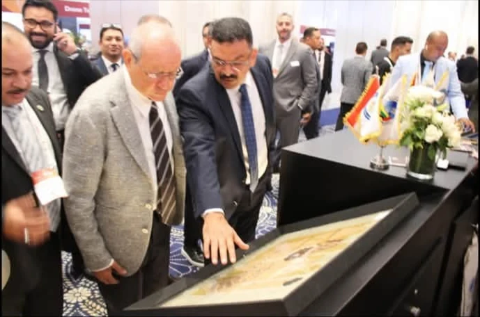 منتدى مصر للتعدين 2026.. رئيس هيئة الثروة المعدنية يبحث مع نجيب ساويرس التوسع في استثمارات الذهب