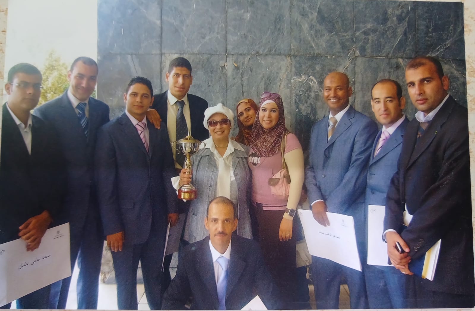 لقطة لسلام مع فريق النشاط الثقافي تتوسطهم مؤسس الفريق: الأستاذة ميرفت كامل مدير عام تنفيذي العلاقات العامة الأسبق