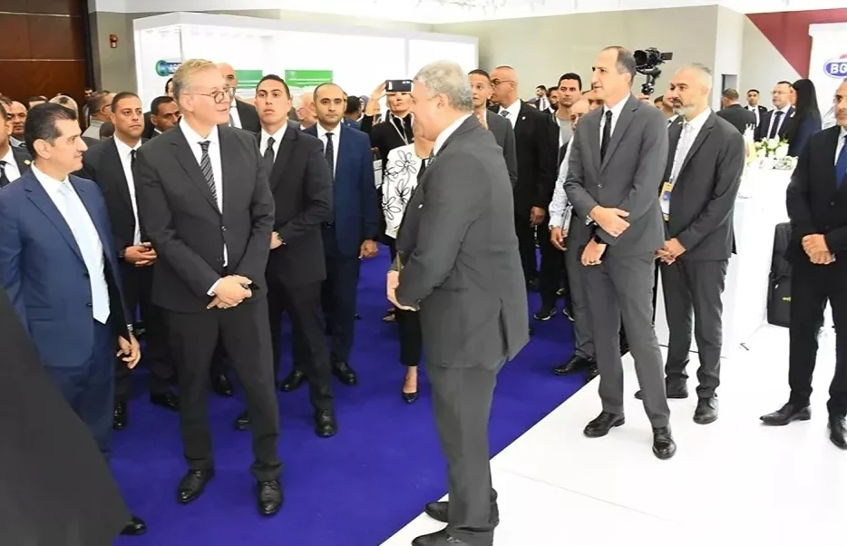 وزير البترول يتفقد جناح «خدمات البترول البحرية» في معرض موك 2026