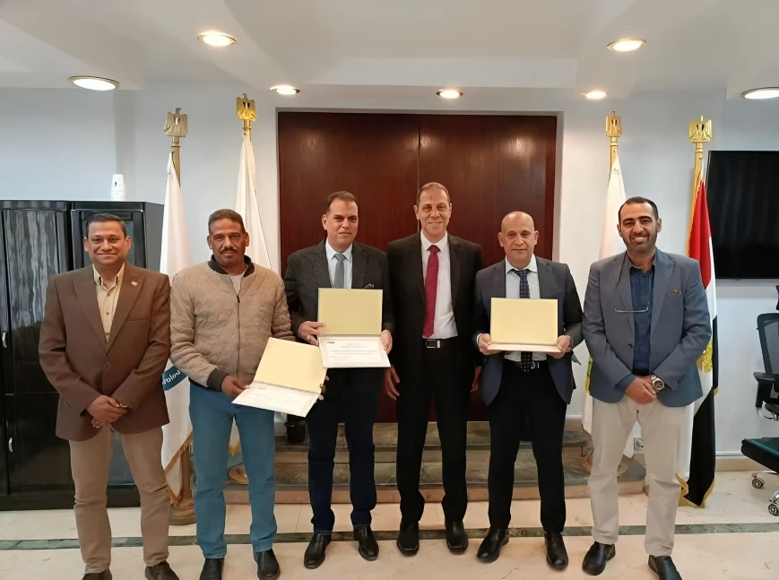 رئيس «صيانكو» يتفقد مواقع الشركة بالإسكندرية ومطروح ويكرم المتميزين