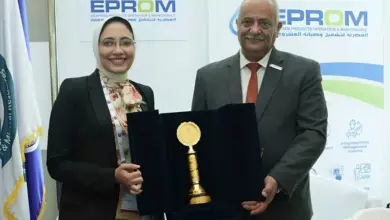 تكريم الكيميائية آية القمري بعد فوزها في فئة المرأة وتغير المناخ والاستدامة عن محافظة الإسكندرية