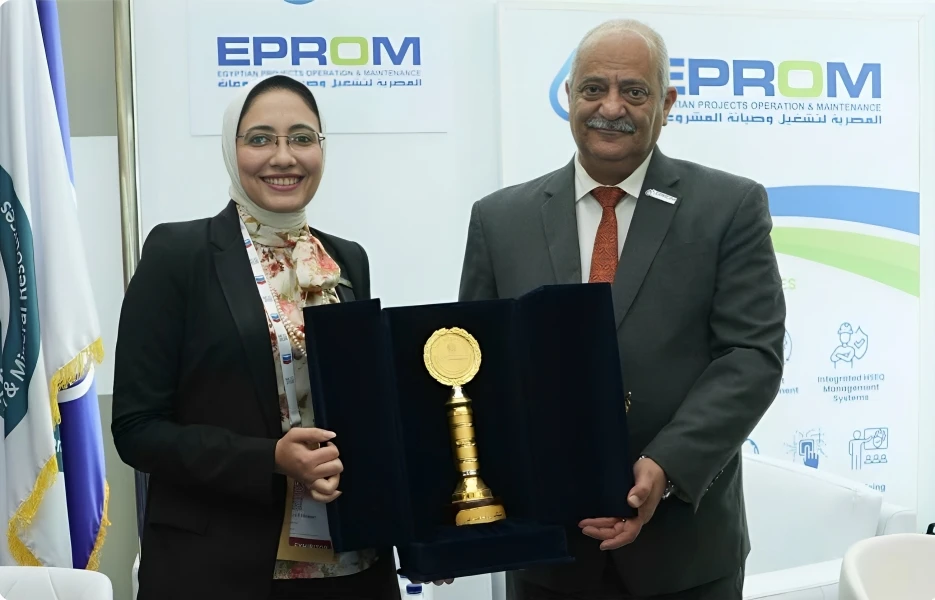 تكريم الكيميائية آية القمري بعد فوزها في فئة المرأة وتغير المناخ والاستدامة عن محافظة الإسكندرية