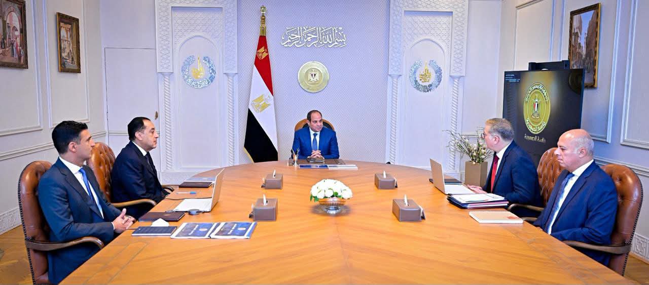 الرئيس السيسي يجتمع مع رئيس الوزراء ووزيري البترول والصناعة