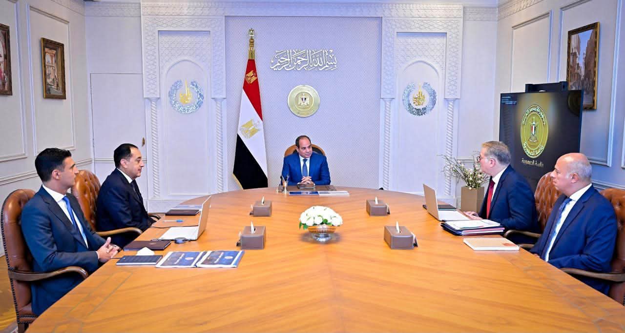 الرئيس السيسي يجتمع مع رئيس الوزراء ووزيري البترول والصناعة