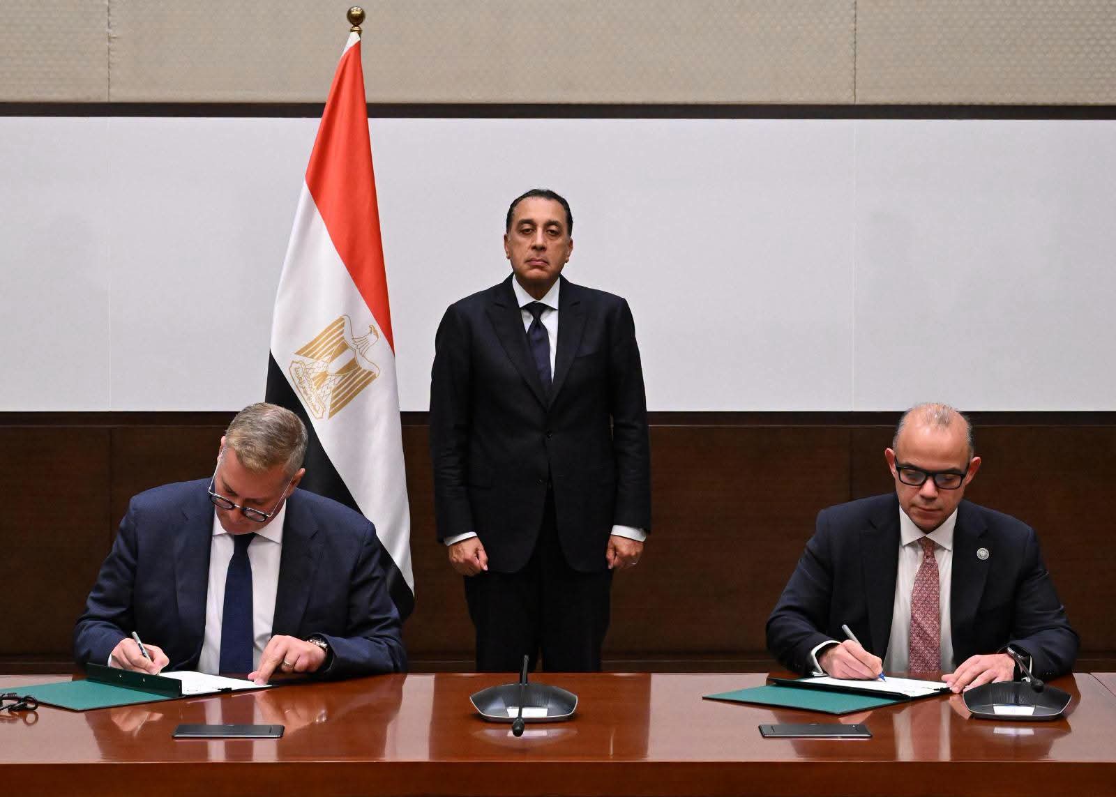 رئيس الوزراء يشهد توقيع بروتوكول تعاون بين وزارتي البترول والاستثمار لتعزيز التكامل وجذب الاستثمارات
