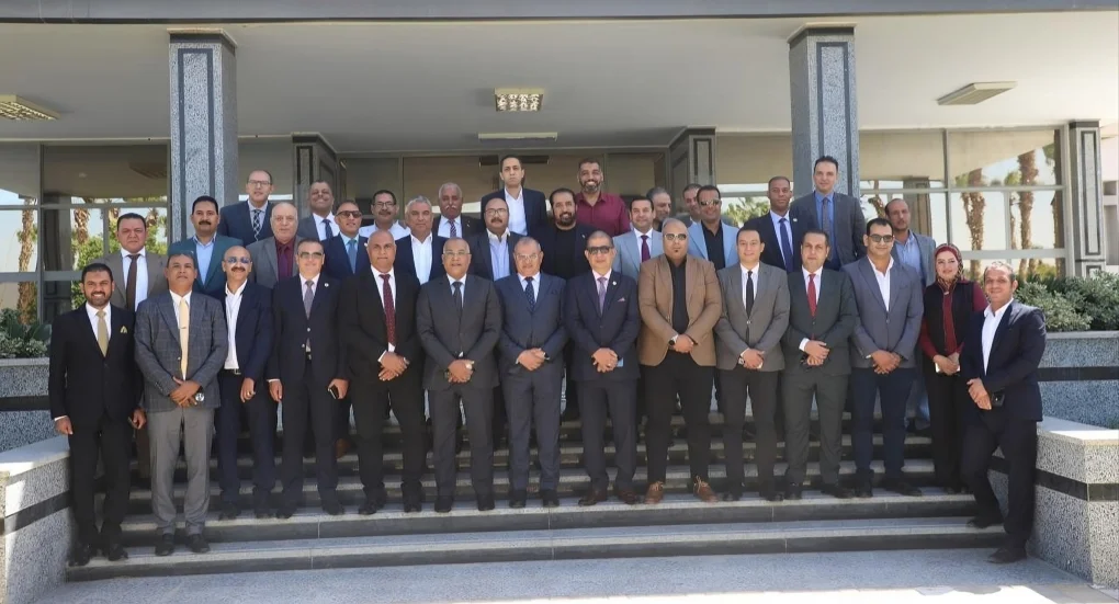 رئيس نقابة البترول يتفقد المنطقة الجغرافية البترولية بأسيوط 